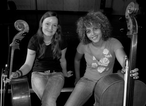 Johanna Findling und Xenia Watson, Violoncelli
